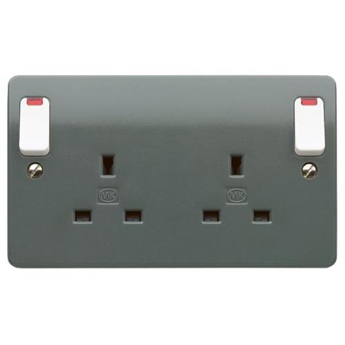 DUAL EARTH 13A 2G SKT SP SWITCHED MK NEO